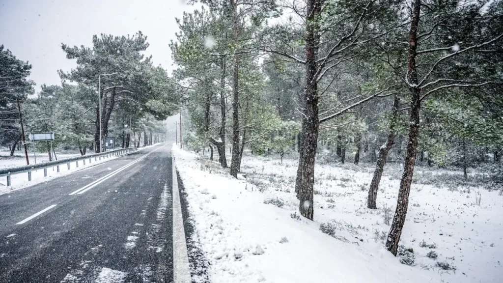 Καιρός: Πτώση της θερμοκρασίας και ισχυροί άνεμοι τις επόμενες μέρες – Χιονοπτώσεις στις κορυφές της Πάρνηθας