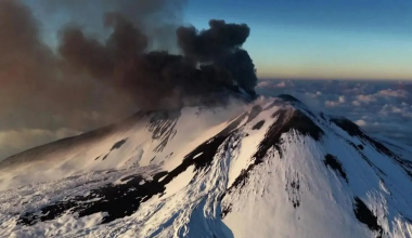 Βίντεο: Σκιέρ κατέγραψαν την εντυπωσιακή στιγμή που εκρήγνυται το ηφαίστειο Αίτνα