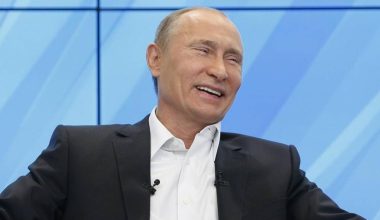 Το ξεκαρδιστικό βίντεο ΑΙ με τον Β.Πούτιν «αγιοβασίλη» να… μοιράζει δώρα σε ηγέτες