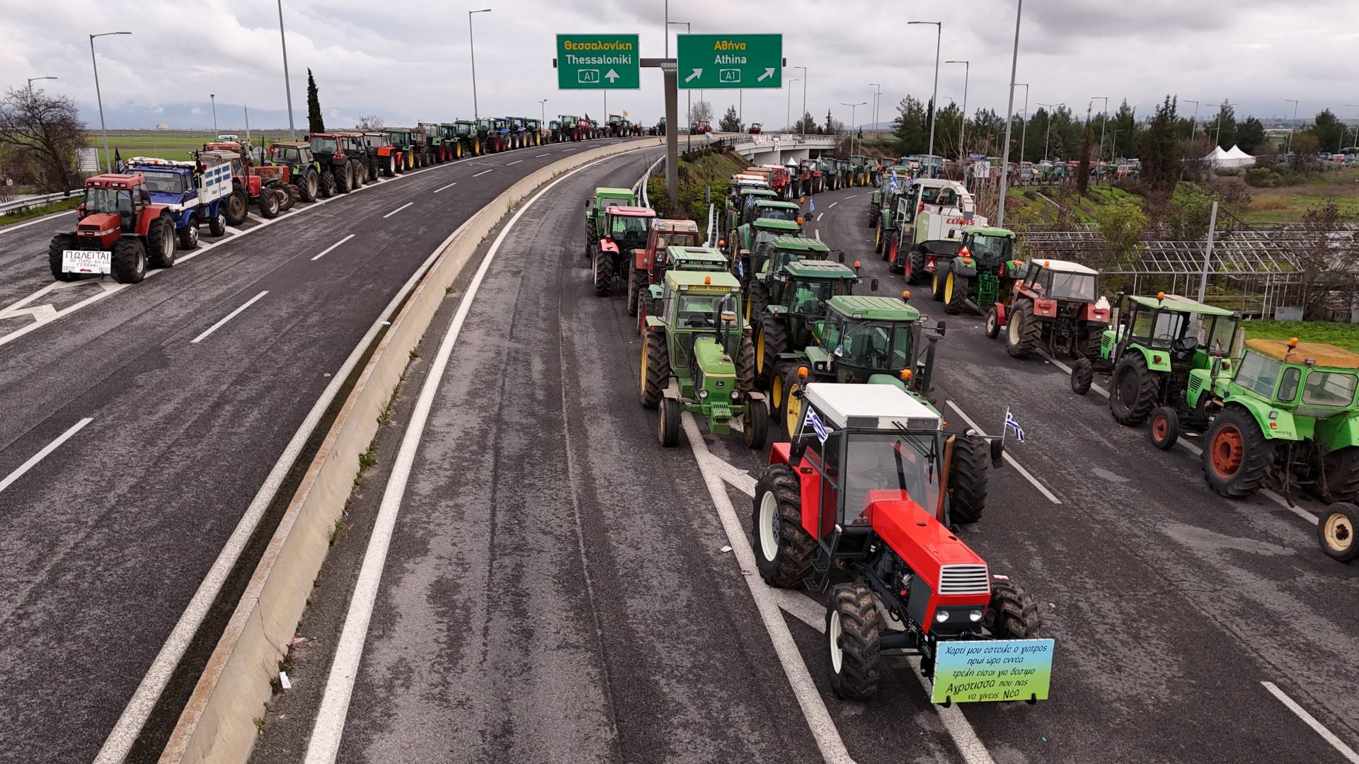 Κλιμακώνουν τις κινητοποιήσεις τους οι αγρότες: Αύριο θα «κόψουν» την Ελλάδα στα δύο
