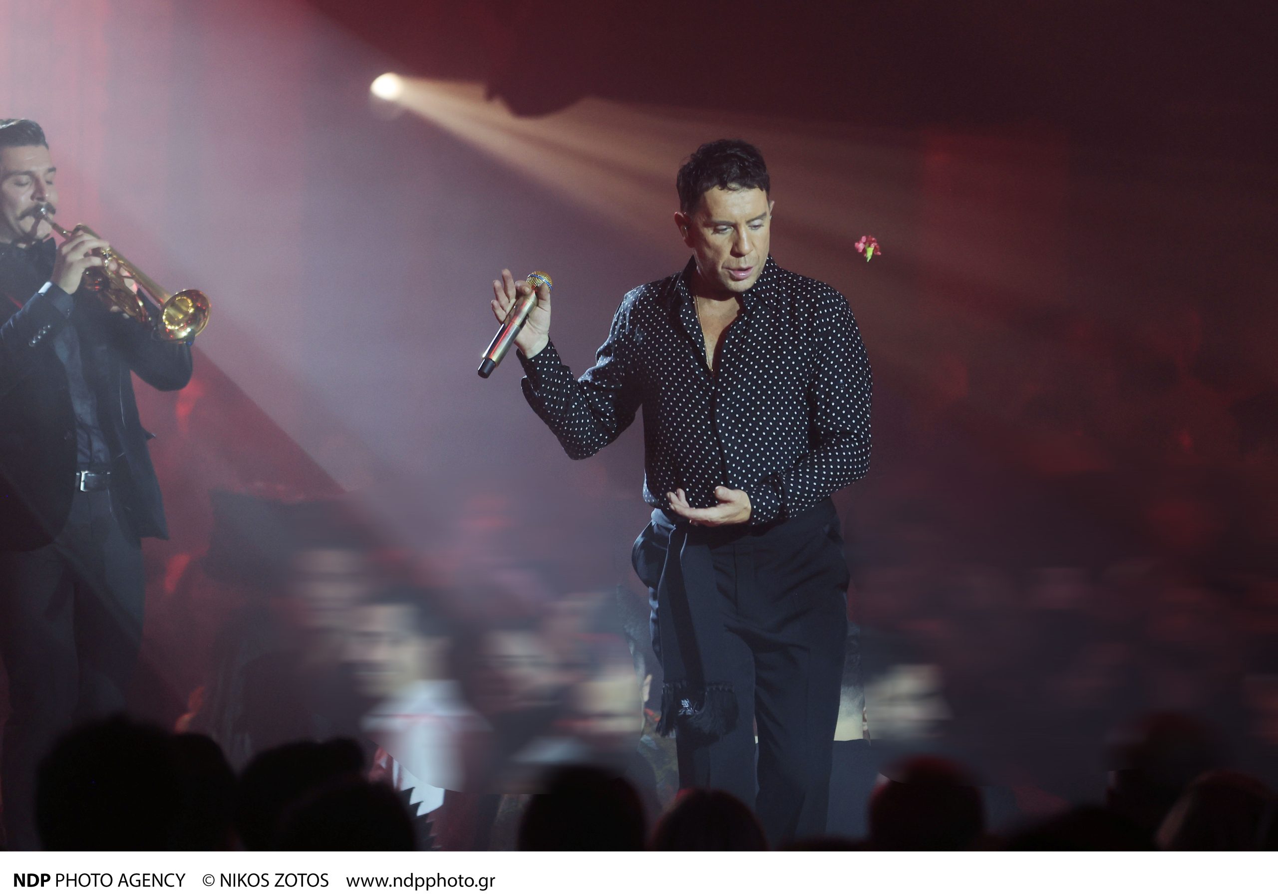 Βίντεο: Ο Γ.Μαζωνάκης βγήκε έξω από το νυχτερινό κέντρο που εμφανίζεται & χαιρέτισε τον κόσμο που περίμενε να μπει