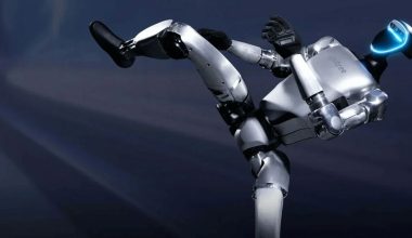 Βίντεο: Η στιγμή που ανθρωποειδές ρομπότ χτυπά στη βουβωνική χώρα τον χειριστή του – «Δίπλωσε» από τον πόνο