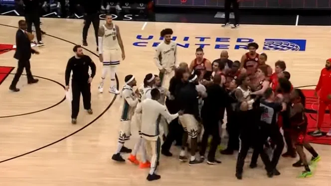 Το «κάρφωμα» του Γ.Αντετοκούνμπο απέναντι στους Σικάγο Μπουλς που προκάλεσε σύρραξη στο γήπεδο (βίντεο)