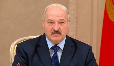 Α.Λουκασένκο: Η στιγμή που ο πρόεδρος της Λευκορωσίας πέφτει στον πάγο κατά τη διάρκεια αγώνα χόκεϊ (βίντεο)