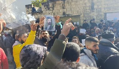 «Βράζει» η Συρία: Μάχες  στην Ταρτούς – Καίνε τουρκικές σημαίες στην Λαττάκεια – Ξεσηκωμός Αλαουιτών