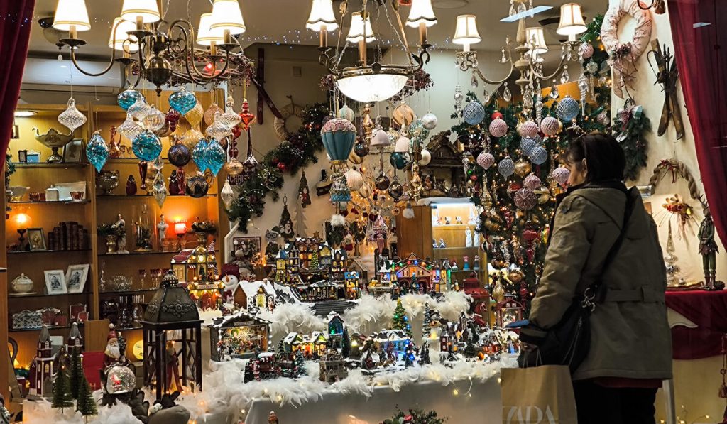 Εορταστικό ωράριο: Ανοιχτά σήμερα τα καταστήματα και τα σούπερ μάρκετ