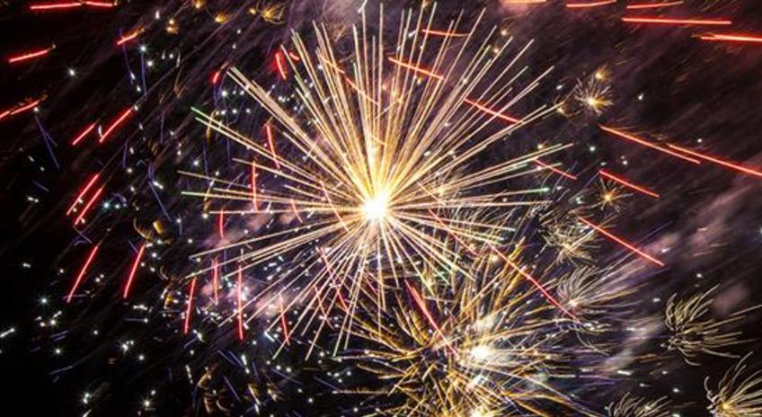 Ρωσία: H στιγμή που δύο νεαροί ανάβουν πυροτεχνήματα μέσα σε ασανσέρ! – Δείτε βίντεο