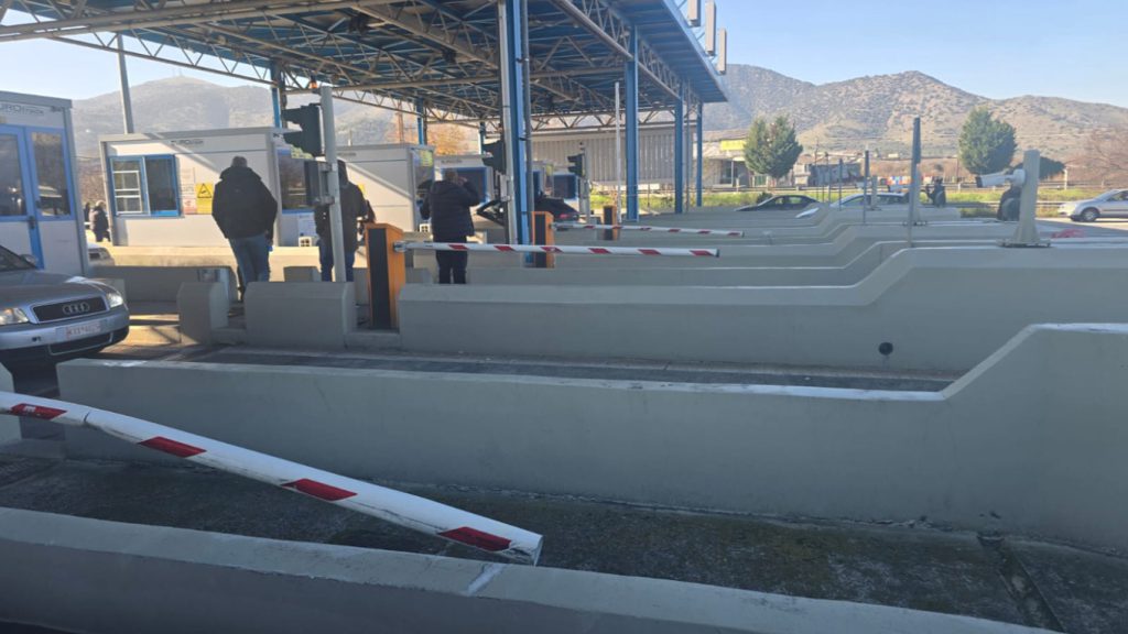 Ανοιχτά διόδια από τους αγρότες: Μοίρασαν όσπρια στους ταξιδιώτες