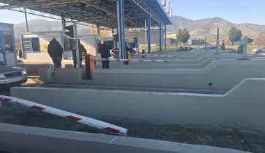 Ανοιχτά διόδια από τους αγρότες: Μοίρασαν όσπρια στους ταξιδιώτες