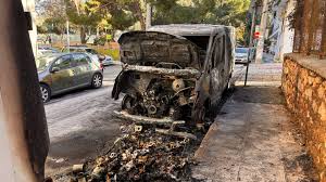 Εμπρηστική επίθεση σε εταιρεία διανομών στην Καισαριανή – Κάηκαν επτά οχήματα