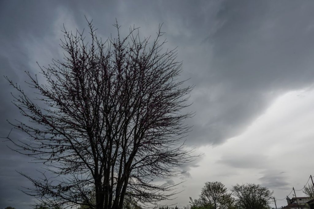Καιρός: Νέα πτώση της θερμοκρασίας και ισχυροί άνεμοι αύριο – Πού θα σημειωθούν τοπικές βροχές