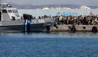 Κατά εκατοντάδες μπαίνουν οι παράνομοι μετανάστες από την Λιβύη – Το Λιμενικό τους μεταφέρει με ασφάλεια στην Κρήτη