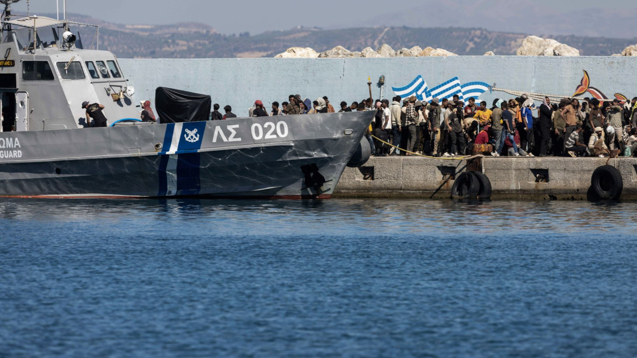 Κατά εκατοντάδες μπαίνουν οι παράνομοι μετανάστες από την Λιβύη – Το Λιμενικό τους μεταφέρει με ασφάλεια στην Κρήτη