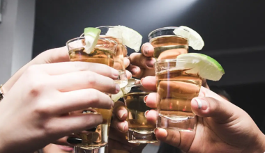 Πάτρα: Συνελήφθη υπεύθυνος καταστήματος για πώληση αλκοόλ σε τρεις ανήλικους