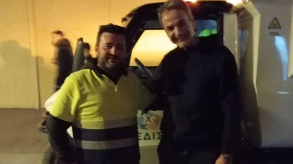 Στα Χανιά ο Κ.Μητσοτάκης – Η φωτογραφία με υπάλληλο της καθαριότητας