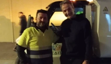 Στα Χανιά ο Κ.Μητσοτάκης – Η φωτογραφία με υπάλληλο της καθαριότητας