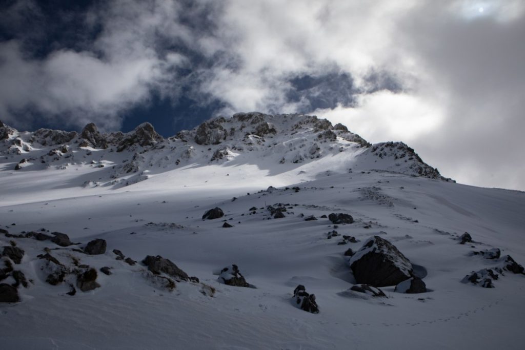 Εκπαιδευτής της Ελληνικής Ομάδας Διάσωσης για Βαρδούσια: Να τι συμβαίνει στο σώμα αν χτυπηθεί από χιονοστιβάδα
