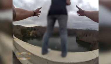 ΗΠΑ: Η στιγμή που αστυνομικός σώζει γυναίκα πριν πηδήξει από γέφυρα στο Τενεσί (βίντεο)