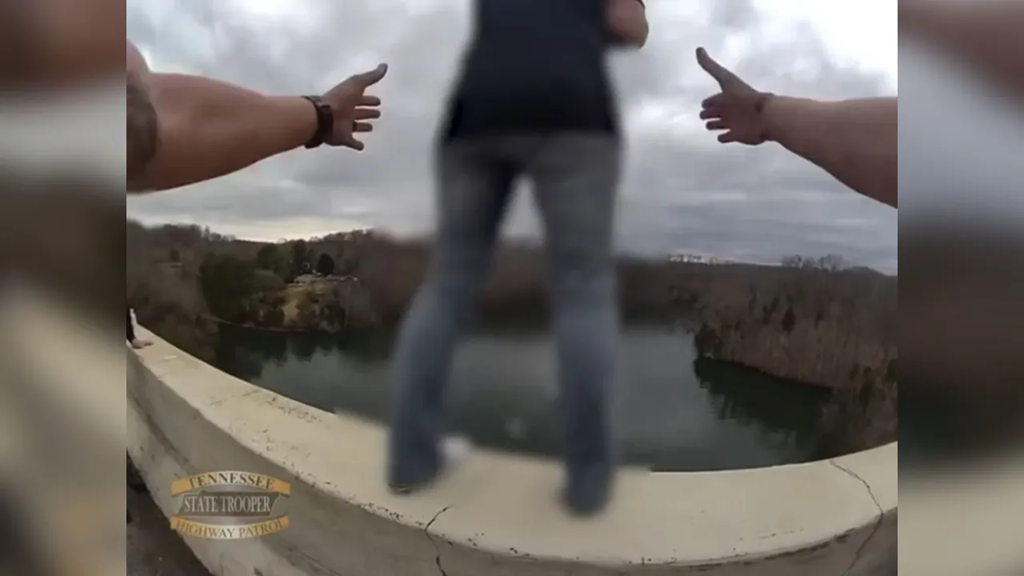 ΗΠΑ: Η στιγμή που αστυνομικός σώζει γυναίκα πριν πηδήξει από γέφυρα στο Τενεσί (βίντεο)