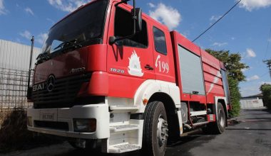 Γαλάτσι: Στις φλόγες «τυλίχθηκαν» δύο αυτοκίνητα και τρία μοτοποδήλατα έξω από κτίριο