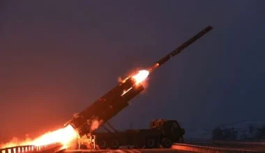 Βόρεια Κορέα: Πραγματοποίησε δυο δοκιμές πυραύλων cruise μακρού βεληνεκούς – Δείτε εικόνες