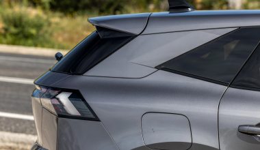 Φουλ υβριδικό SUV που καίει 4,3 lt, βγάζει 1.000 km κι έχει πορτμπαγκάζ 624 lt