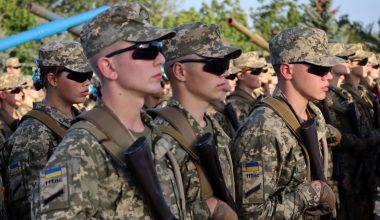 Βίντεο: Στρατονόμοι στο Κίεβο «επιστρατεύουν» με το ζόρι έναν άνδρα και χρησιμοποιούν τέιζερ κατά γυναικών