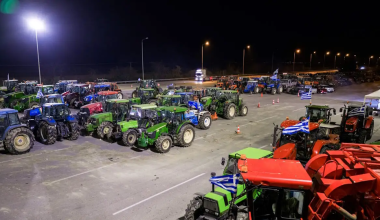 Κλιμακώνουν τις κινητοποιήσεις τους οι αγρότες: Έκλεισαν οι παρακαμπτήριοι στη Νίκαια της Λάρισας