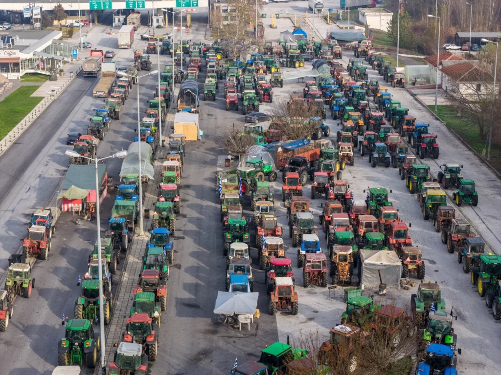 Κλιμακώνουν τις κινητοποιήσεις οι αγρότες: Προχωρούν στον αποκλεισμό παρακαμπτήριων οδών