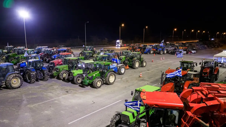 Κλιμακώνουν τις κινητοποιήσεις τους οι αγρότες: Έκλεισαν οι παρακαμπτήριοι στη Νίκαια της Λάρισας