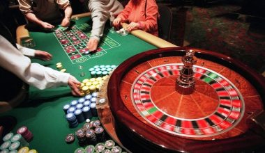 ΗΠΑ: Η στιγμή που άνδρας τα κάνει «γυαλιά – καρφιά» σε κατάστημα τυχερών παιχνιδιών επειδή έχασε! (βίντεο)