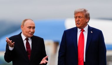 Τηλεφωνική επικοινωνία Β.Πούτιν με τον Ν.Τραμπ: «Θετική η κουβέντα» τόνισε η Κ.Λέβιτ