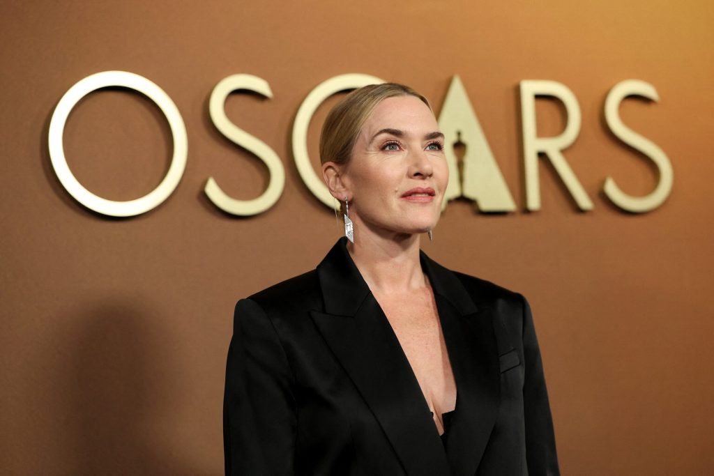 Η Κέιτ Γουίνσλετ έκανε την αποκάλυψη: «Οι πρώτες μου “ερωτικές” εμπειρίες ήταν με κορίτσι»