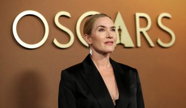 Η Κέιτ Γουίνσλετ έκανε την αποκάλυψη: «Οι πρώτες μου “ερωτικές” εμπειρίες ήταν με κορίτσι»