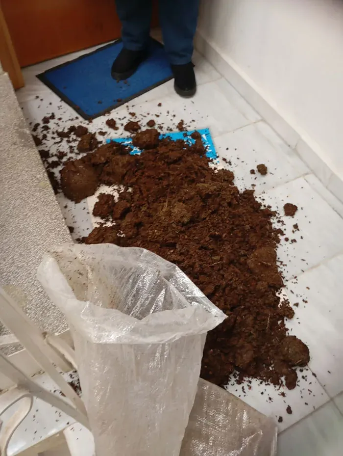 Πτολεμαΐδα: Αγρότες πέταξαν κοπριά έξω από το γραφείο του βουλευτή της ΝΔ Σ.Κωνσταντινίδη – Δείτε βίντεο