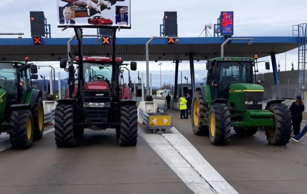 Επ’ αόριστον κλείνει η Ιόνια Οδός! – Οι αγρότες κλιμακώνουν
