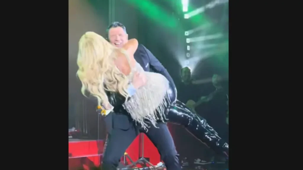 Βίντεο: Η στιγμή που ο Σ.Ρουβάς επιχειρεί να σηκώσει τη Ν.Θεοδωρίδου στην σκηνή και του σκίζεται το παντελόνι!