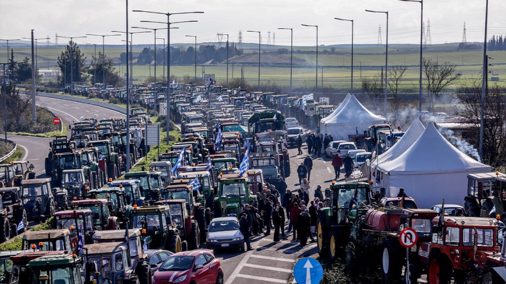 ΠΑΣΟΚ κατά κυβέρνησης: «Η κυβέρνηση σαν βαμπίρ έπεσε πάνω στις επιδοτήσεις για να τις μοιράσει σε ‘Φραπέδες’»