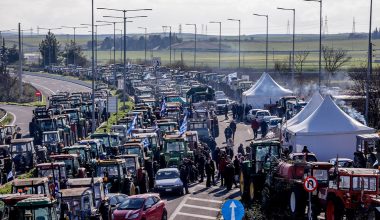 ΠΑΣΟΚ κατά κυβέρνησης: «Η κυβέρνηση σαν βαμπίρ έπεσε πάνω στις επιδοτήσεις για να τις μοιράσει σε ‘Φραπέδες’»