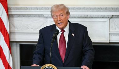 Ν.Τραμπ: «Θα ρίξουμε “νοκντάουν” το Ιράν εάν επεκτείνει το πρόγραμμα πυρηνικών»