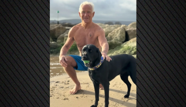 Βρετανία: 71χρονος κατέρρευσε σε παραλία και σώθηκε χάρη στον σκύλο του – «Νιώθω σαν να κέρδισα το λαχείο»