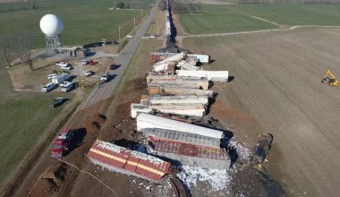 Συναγερμός στο Κεντάκι μετά τον εκτροχιασμό τρένου που μετέφερε χημικά