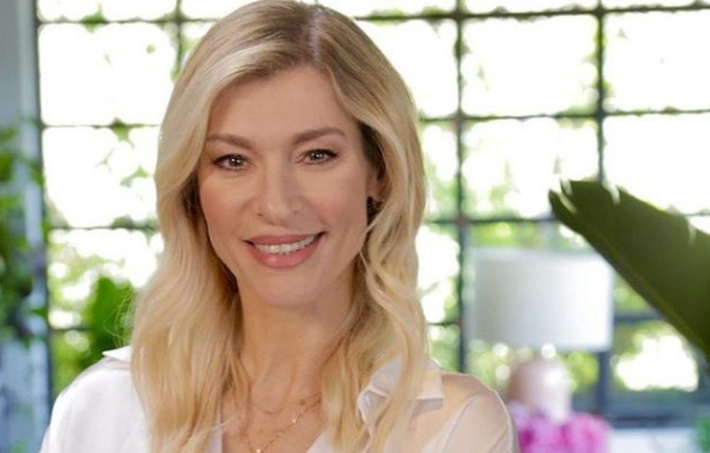 Με μπάνιο στην θάλασσα αποχαιρετά το 2025 η Ζέτα Δούκα (βίντεο)