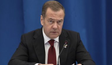 Ν.Μεντβέντεφ: «Ο Β.Ζελένσκι πρέπει να κρύβεται για το υπόλοιπο της ζωής του μετά την επίθεση στο σπίτι του Β.Πούτιν»