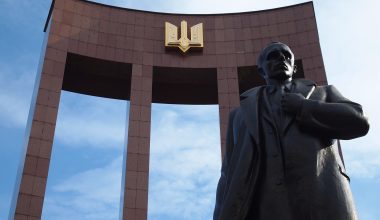 Οι Πολωνοί τώρα θυμήθηκαν ότι στην Ουκρανία έχουν λατρεία για τον Στέπαν Μπαντέρα