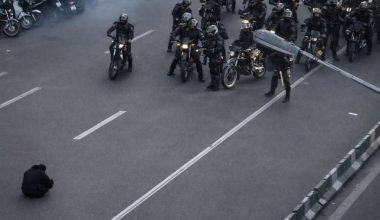 Η «ιρανική Τιενανμέν»: Το βίντεο διαδηλωτή απέναντι σε αστυνομικούς στην Τεχεράνη