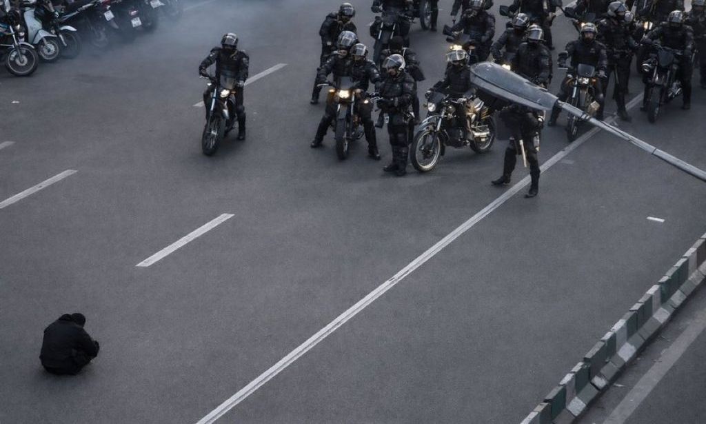 Η «ιρανική Τιενανμέν»: Το βίντεο διαδηλωτή απέναντι σε αστυνομικούς στην Τεχεράνη