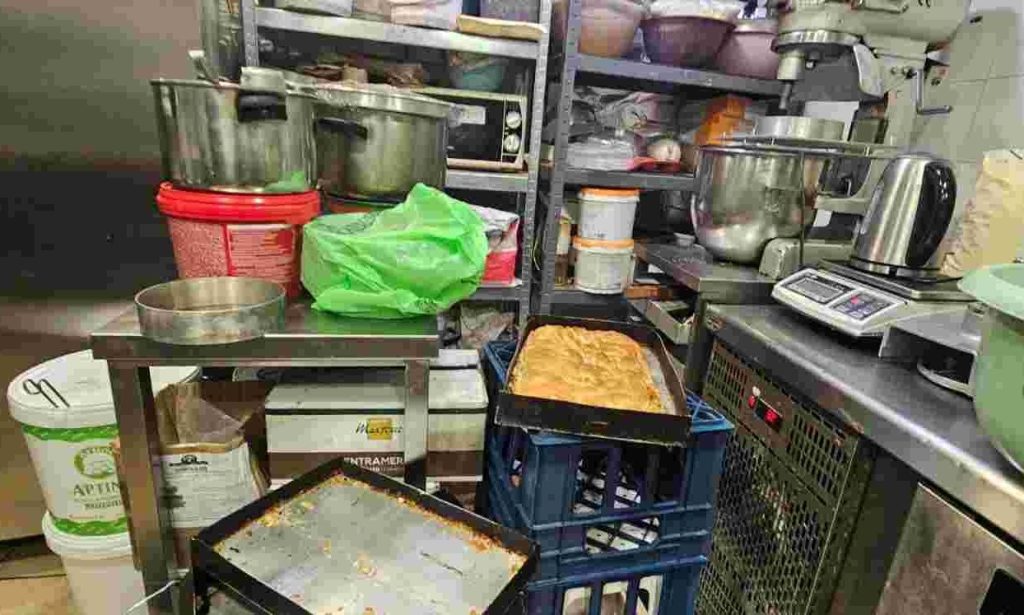 Κατασχέθηκαν 12 τόνοι ακατάλληλων προϊόντων στην Αττική: Χαλασμένα μπιφτέκια, βρόμικοι πάγκοι & σάπια τυριά