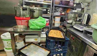 Κατασχέθηκαν 12 τόνοι ακατάλληλων προϊόντων στην Αττική: Χαλασμένα μπιφτέκια, βρόμικοι πάγκοι & σάπια τυριά