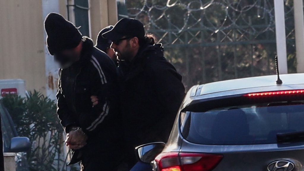 Στην φυλακή ο γιος της χήρας πρώην υπουργού του ΠΑΣΟΚ για τον θάνατο της μητέρας του – «Την τάιζε με ντελίβερι»